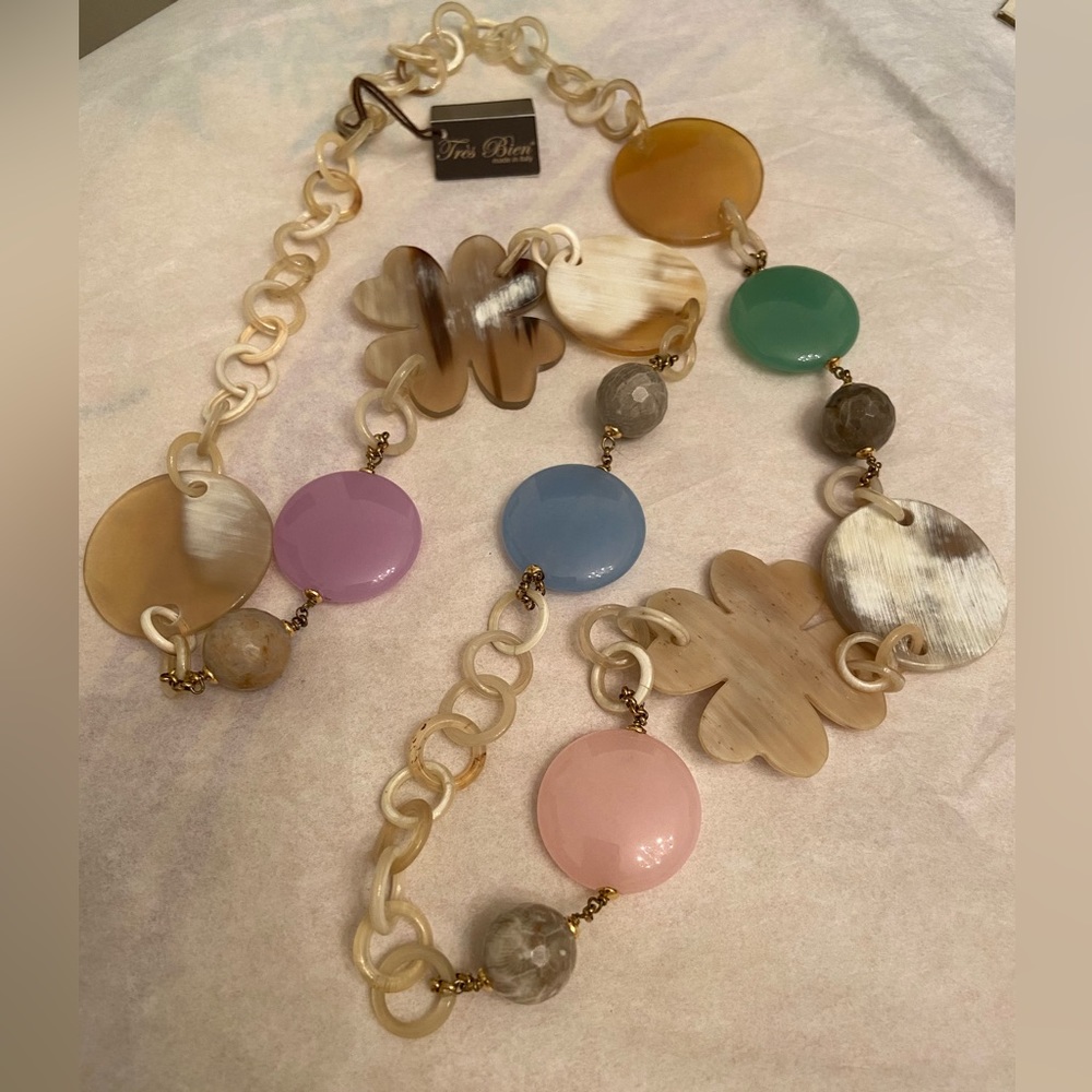 Tres Bien necklace. Horn and natural stones.